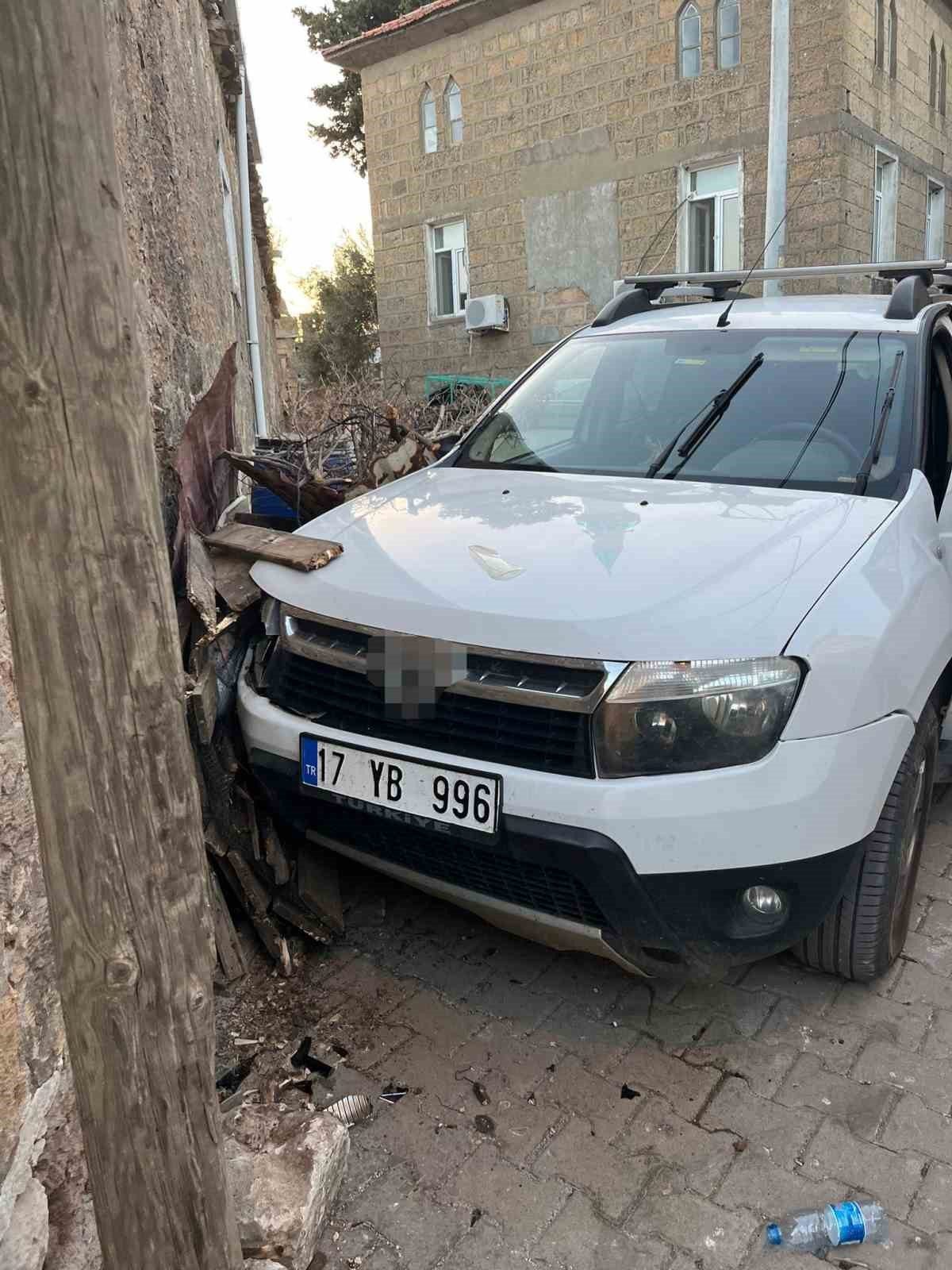 Çanakkale’de sürücüsünün kalp krizi geçirdiği ileri sürülen araç duvara çarptı,