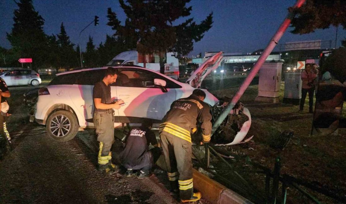 Tekirdağ’ın Çerkezköy ilçesinde iki otomobilin kafa kafaya çarpıştığı kazada 3’ü