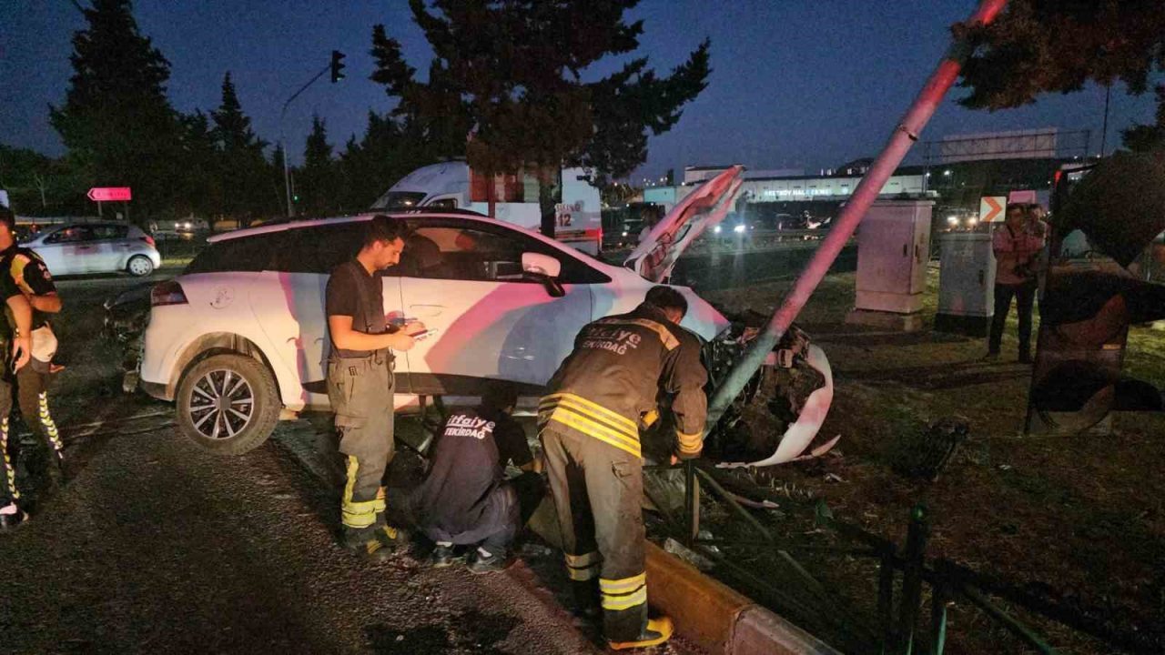 Tekirdağ’ın Çerkezköy ilçesinde iki otomobilin kafa kafaya çarpıştığı kazada 3’ü