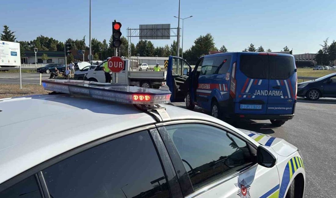 Edirne-Havsa kara yolunda kavşakta iki otomobilin çarpışması sonucu meydana gelen