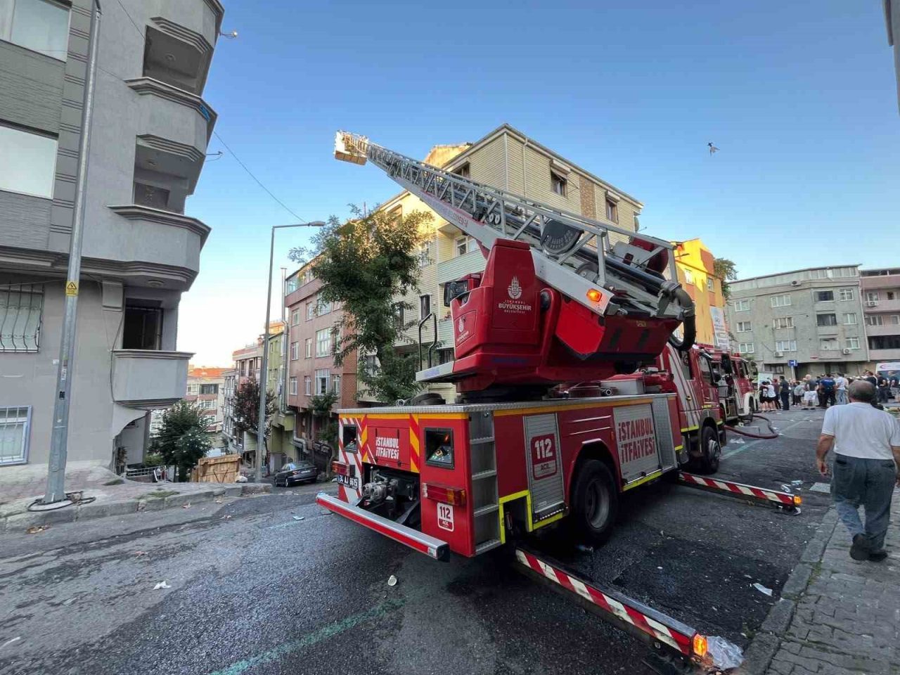 İstanbul Gaziosmanpaşa’da bir binanın çatı katında çıkan yangında 1 kişi