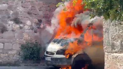 Balıkesir’in Ayvalık ilçesinde halı yıkama firmasına ait kamyonette, halıların müşterilere