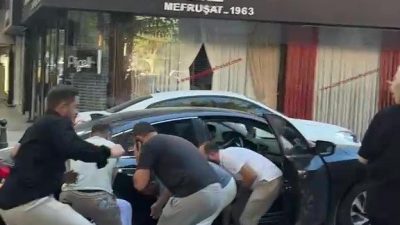 Kocaeli’nin İzmit ilçesinde dönüş yapan otomobil, annesiyle yolun karşısına geçmeye