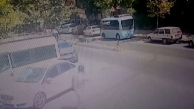 İstanbul Kagıthane’de yolun karşı tarafına geçmeye çalışan yayaya motosiklet çarptı.
