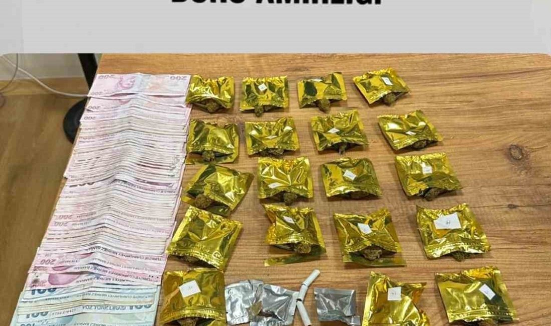 Küçükçekmece’de, polis ekipleri tarafından şüphe üzerine durdurulan aracın, aracın tavanına