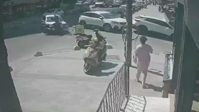İstanbul’un Küçükçekmece ilçesinde motosiklet ile otomobil çarpıştı. Kazada motosikletli yaralanırken,