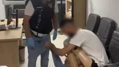 Bursa’da narkotik ekiplerinin durdurduğu araçta yakalanan Suriye uyruklu şüphelinin, 830
