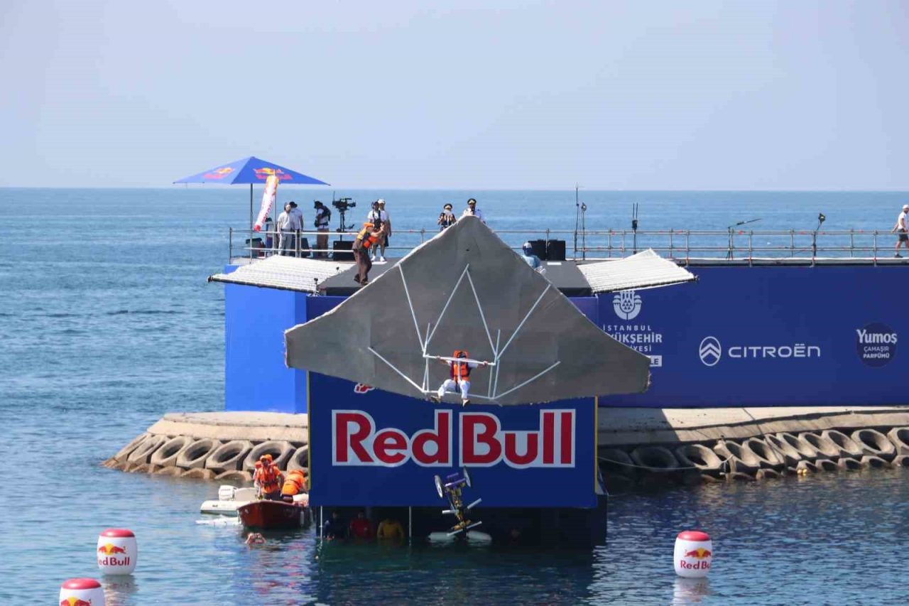Red Bull Uçuş Günü, binlerce kişinin katılımıyla İstanbul Caddebostan Sahili’nde