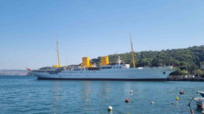 TCG Savarona, İstanbul Boğazı’nı geçerek Sarıyer Büyükdere mevkiine demirledi. Gazi