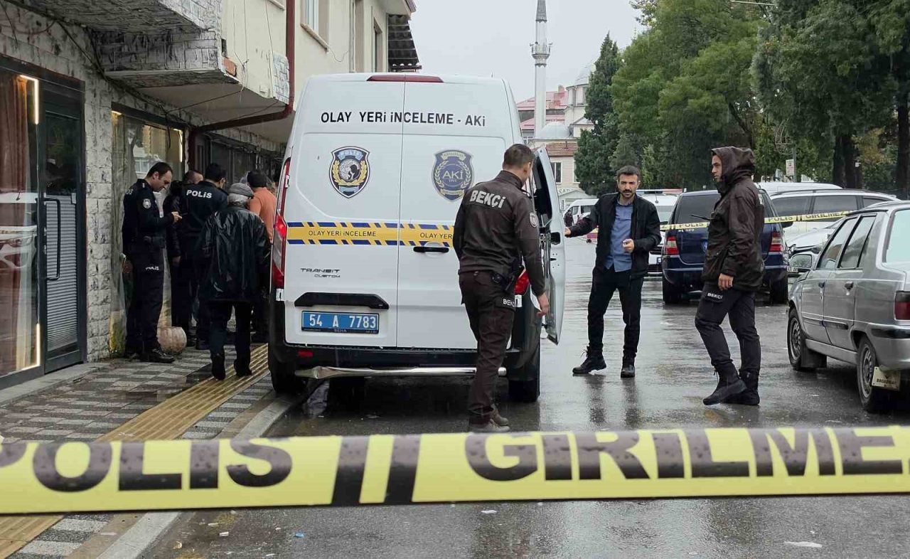 Sakarya’nın Akyazı ilçesinde alacak verecek meselesi sebebiyle çıkan tartışmada kardeşi