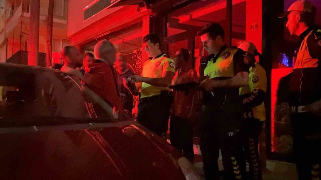Bursa’nın İnegöl ilçesinde alkollü şekilde araçla seyreden 5 kişi, polis