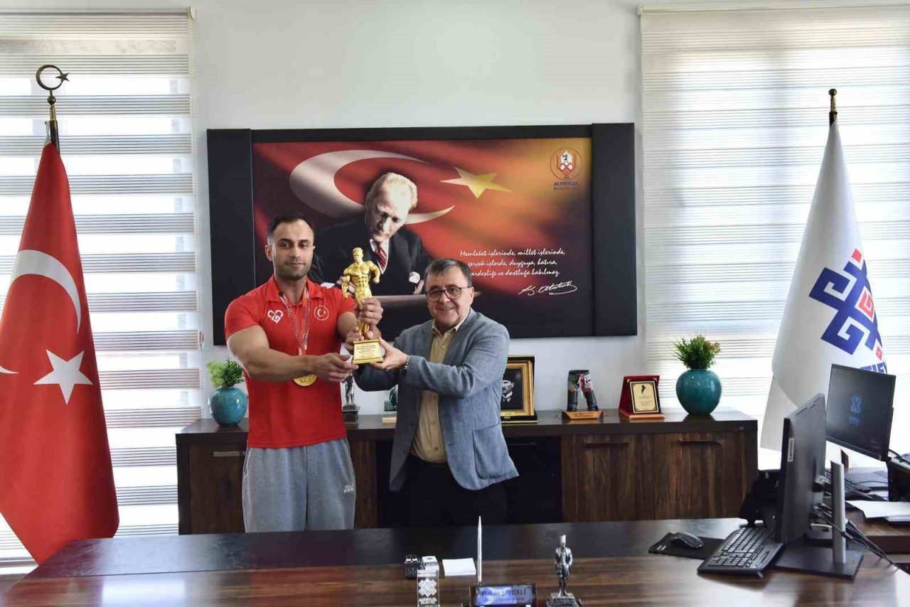 Altıeylül Belediyesi sporcusu ve milli sporcu Ömer Pullu, Türkiye Vücut