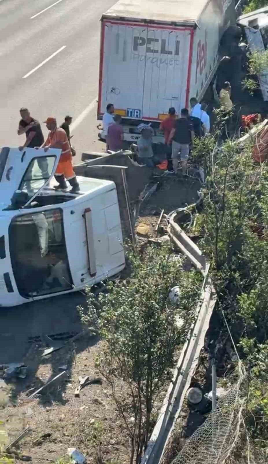Anadolu Otoyolu Sakarya geçişinde çekicinin emniyet şeridinde ot biçme çalışması