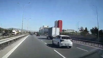 Kocaeli’nin Çayırova ilçesinde araçların arasında makas atarak ilerleyen kamyonet sürücüsü,