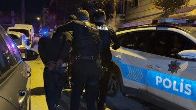 İstanbul’un Avcılar ilçesinde polisin ’dur’ ihtarına uymayan sürücüler polis aracına