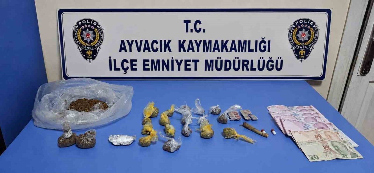 Çanakkale’nin Ayvacık ilçesinde emniyet ekiplerince gerçekleştirilen uyuşturucu operasyonunda 1 şüpheli