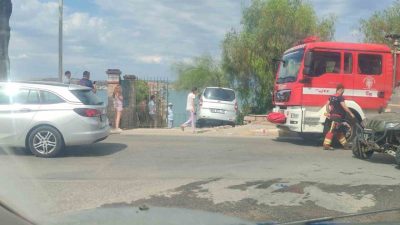 Balıkesir’in Ayvalık ilçesinde seyir halindeyken kontrolden çıkan otomobil, yol kenarındaki