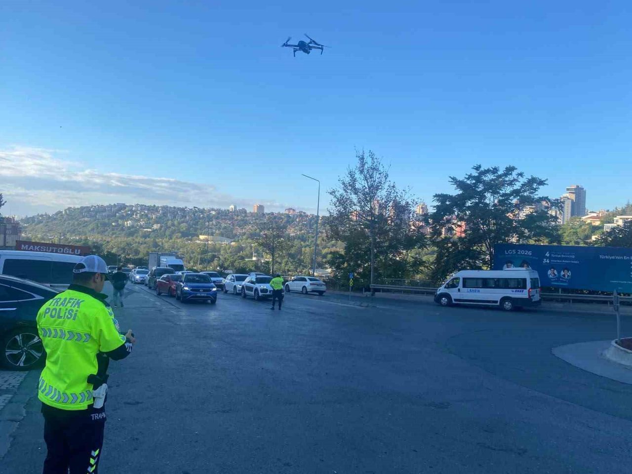 Bahçeşehir’de trafik yoğunluğunun yaşandığı cadde ve kavşaklarda dron destekli denetim