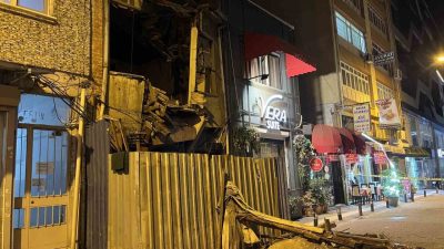 Bakırköy’de metruk binanın üst katı sokağa doğru yıkıldı. Binadaki kısmi