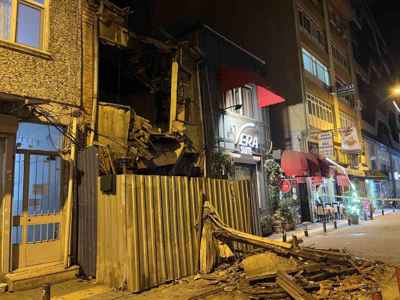 Bakırköy’de metruk binanın üst katı sokağa doğru yıkıldı. Binadaki kısmi