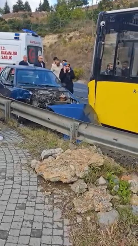 Başakşehir’de İETT otobüsüyle çarpışan otomobil bariyerlere çarptı. Kazada otomobildeki 3