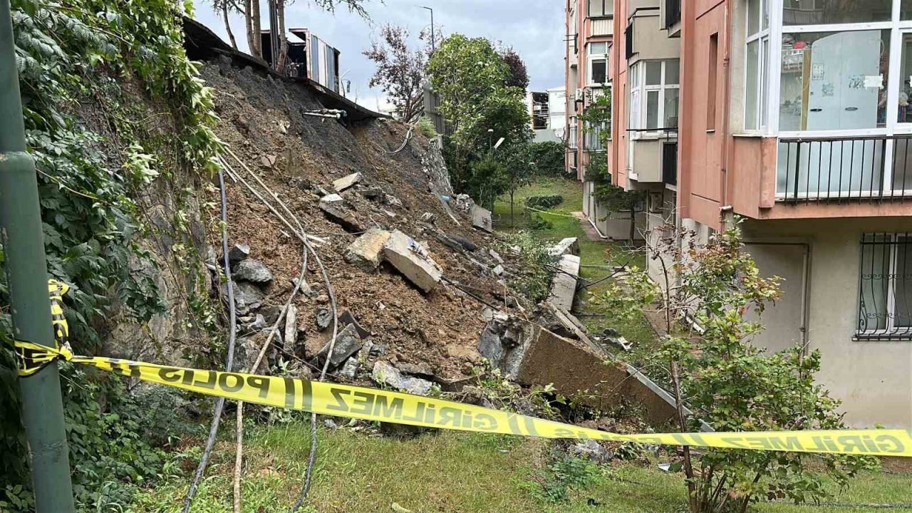 İstanbul’da etkili olan yoğun yağışların ardından Beşiktaş’ta bir lisenin istinat