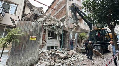 İstanbul’un Beşiktaş ilçesinde kentsel dönüşüm kapsamında yıkımı gerçekleştirilen binanın bir