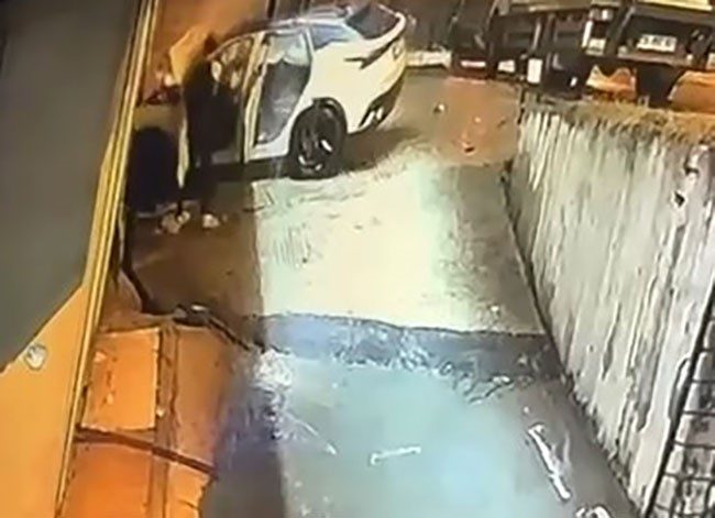 Beylikdüzü’nde direksiyon hakimiyetini kaybeden sürücü bir işletmeye daldı. Kaza sonrası