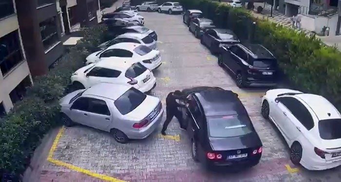 Beylikdüzü’nde bir sitede park yeri nedeniyle silahlı kavga çıktı. Tarafları