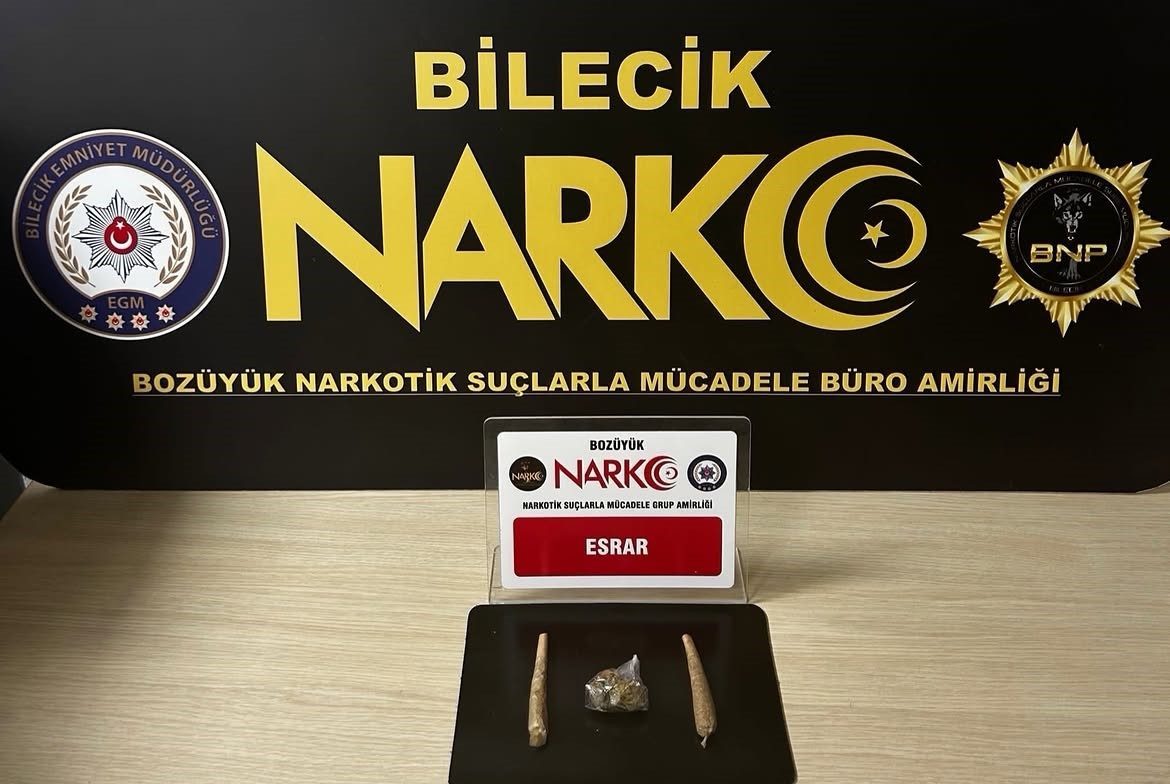 Bilecik’te polis ekiplerin şüphelendiği bir şahsın üzerinden esrar çıktı. Alınan