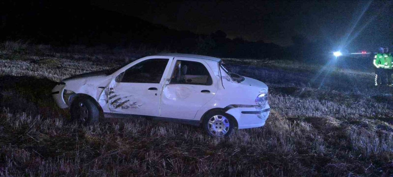 Bilecik’in Bozüyük ilçesinde ehliyetsiz sürücünün kullandığı otomobilin tarlaya savrulması sonucu