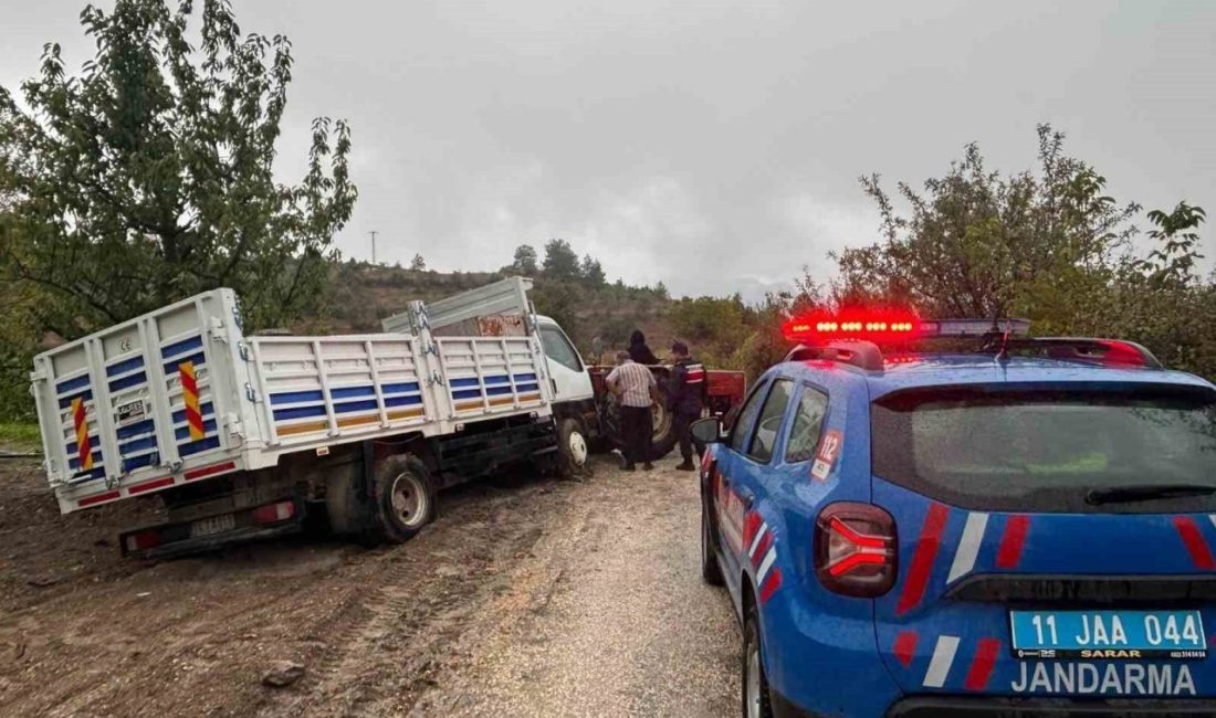 Bilecik’in İnhisar ilçesinde yağmur nedeniyle çamura saplanan kamyonet sürücüsünün imdadına