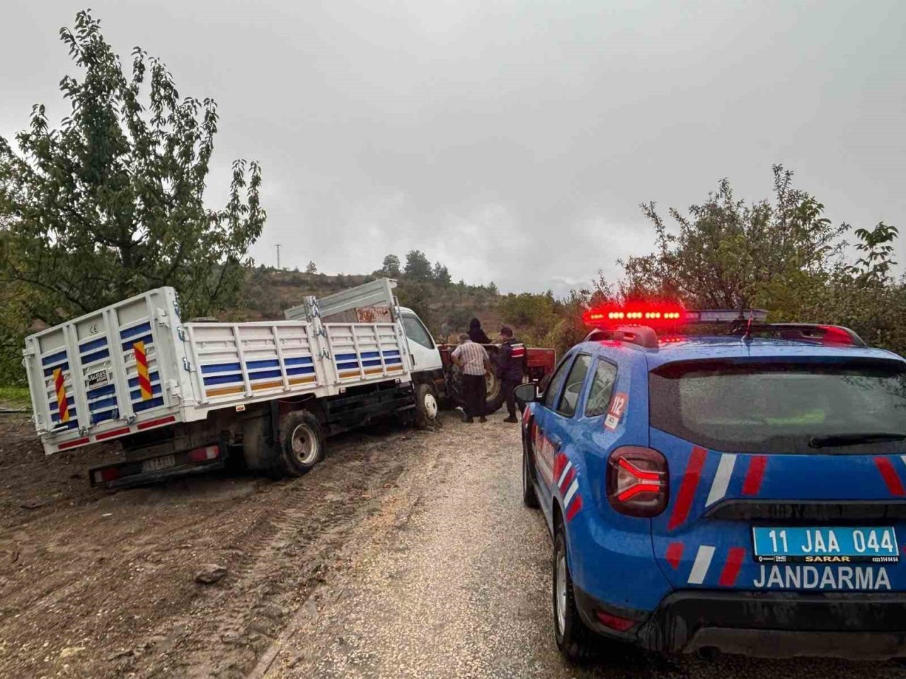Bilecik’in İnhisar ilçesinde yağmur nedeniyle çamura saplanan kamyonet sürücüsünün imdadına