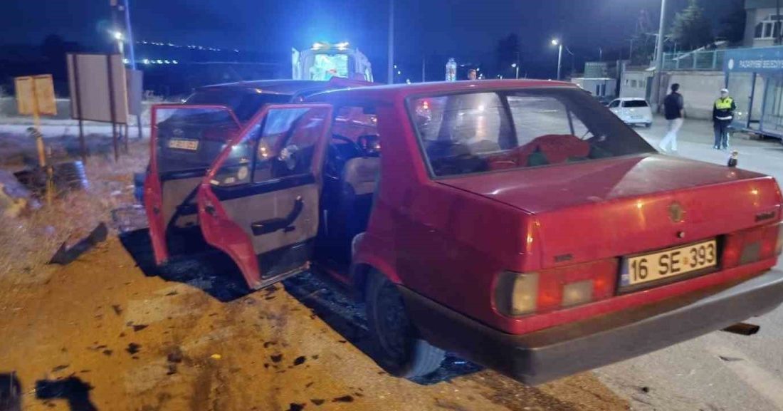 Bilecik’te iki otomobilin çarpışması sonucu 3 kişi yaralandı. Kaza; dün