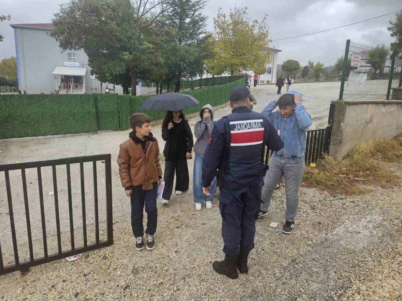 Bilecik’te okul çevrelerinde 80 personelle denetim yapıldı. Bilecik İl Jandarma