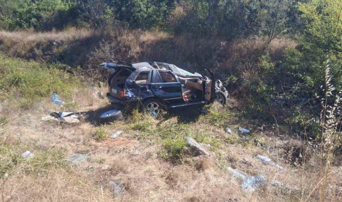 Bilecik’te otomobilin refüje çarpması sonucu meydana gelen trafik kazasında 2