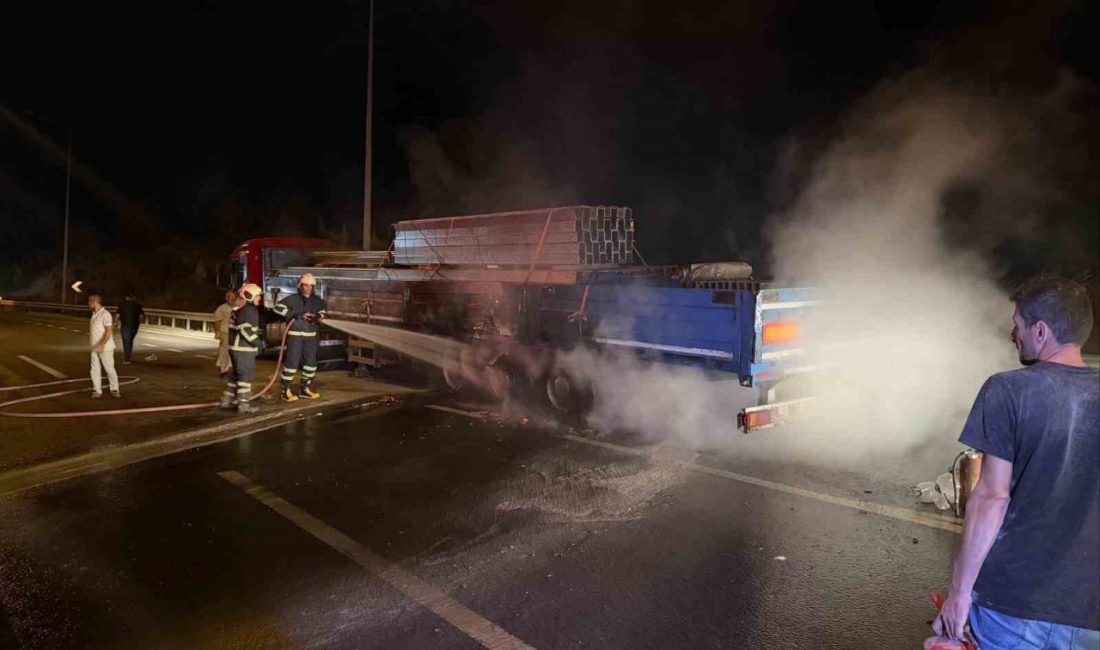 Bilecik’te seyir halinde tırın lastiği tutuşurken, zamanında müdahaleyle yangın söndürüldü.