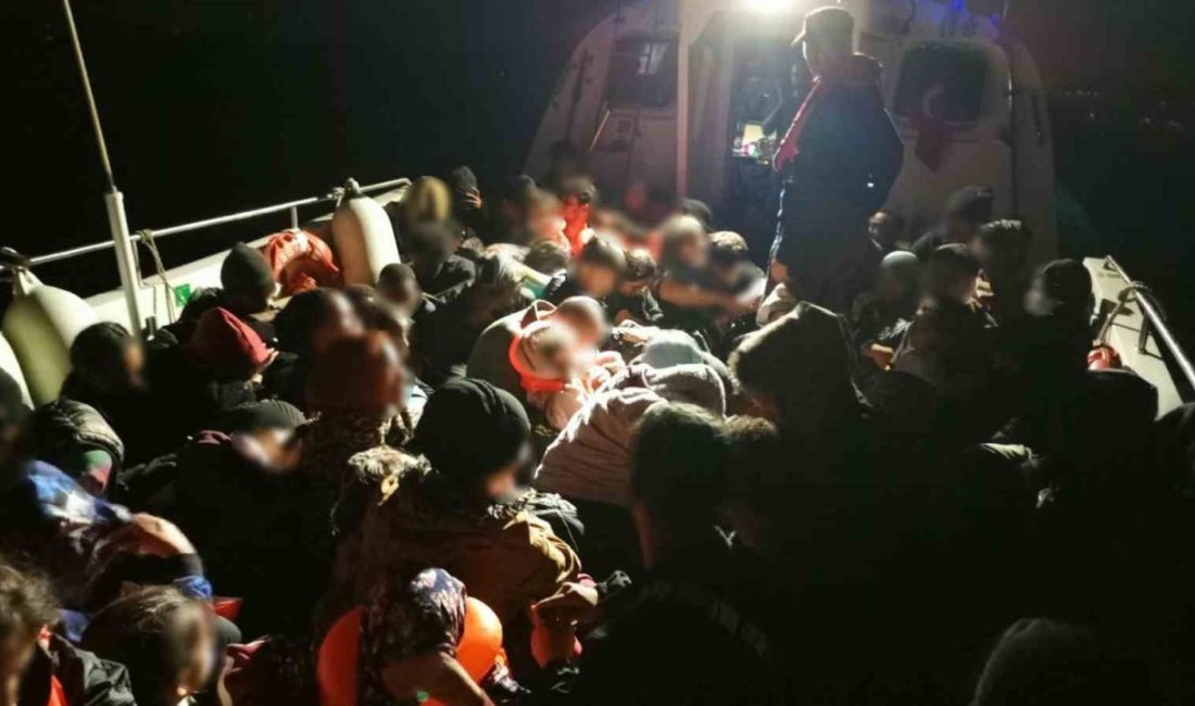 Çanakkale’nin Bozcaada ilçesi açıklarında Sahil Güvenlik ekiplerince lastik bot içinde