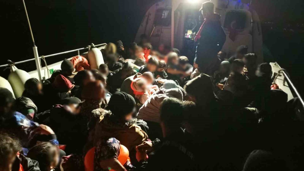 Çanakkale’nin Bozcaada ilçesi açıklarında Sahil Güvenlik ekiplerince lastik bot içinde