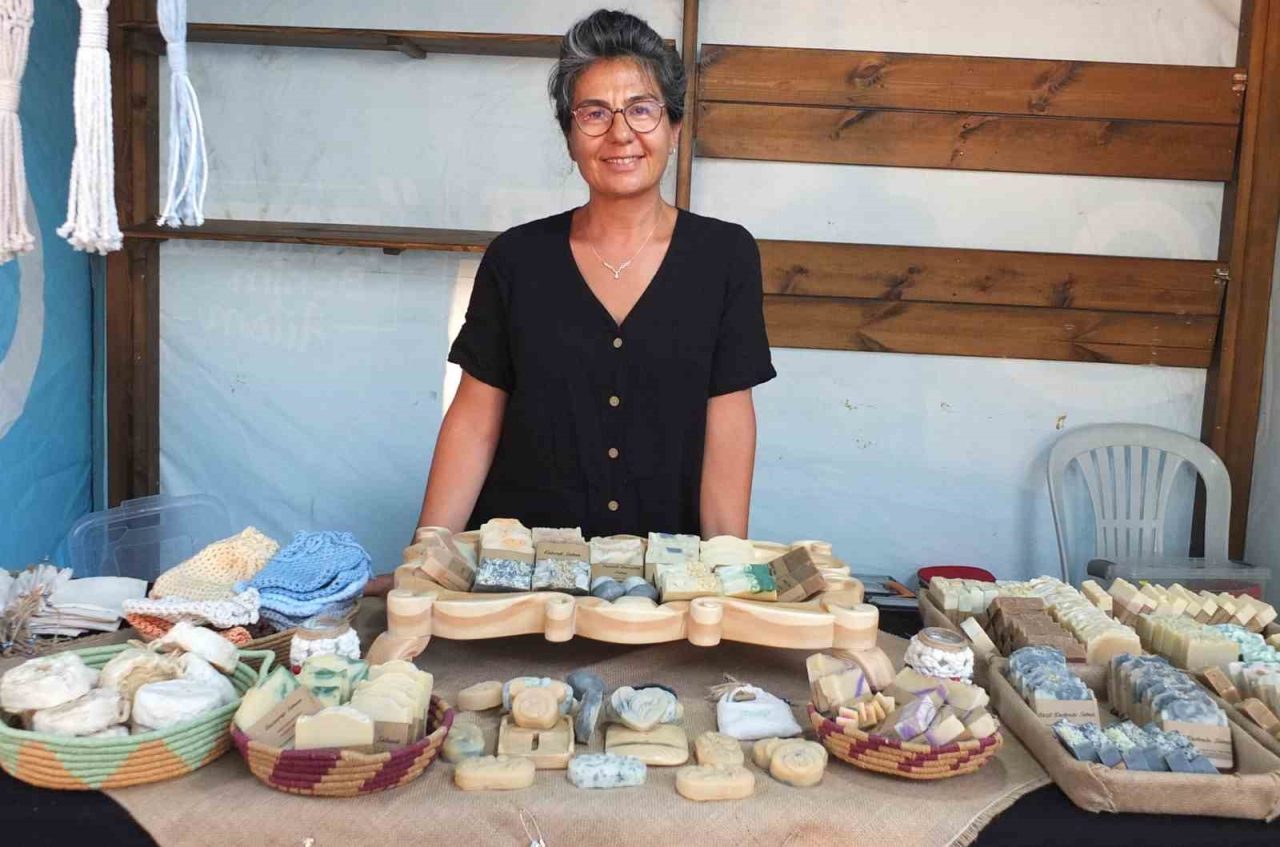 Burhaniye ilçesinde, emekli makine teknikeri Belma Nazlıer’in ürettiği el yapımı
