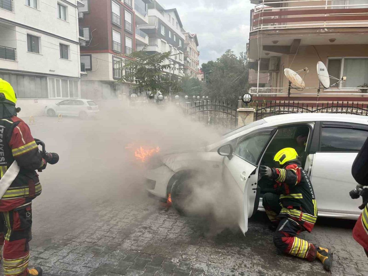 Balıkesir’in Burhaniye ilçesinde cadde üzerinde aniden alev alan otomobil, itfaiye