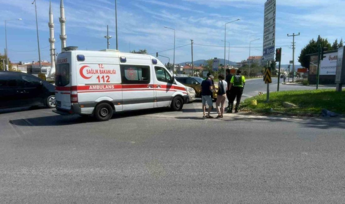 Bursa’nın Mudanya ilçesinde iki otomobilin kavşakta çarpışması sonucu meydana gelen