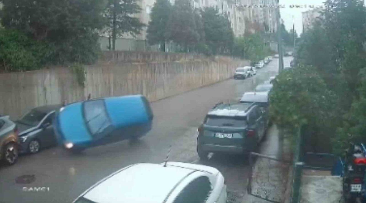 Bursa’da seyir halindeyken sürücüsünün direksiyon hakimiyetini kaybettiği otomobil, park halindeki