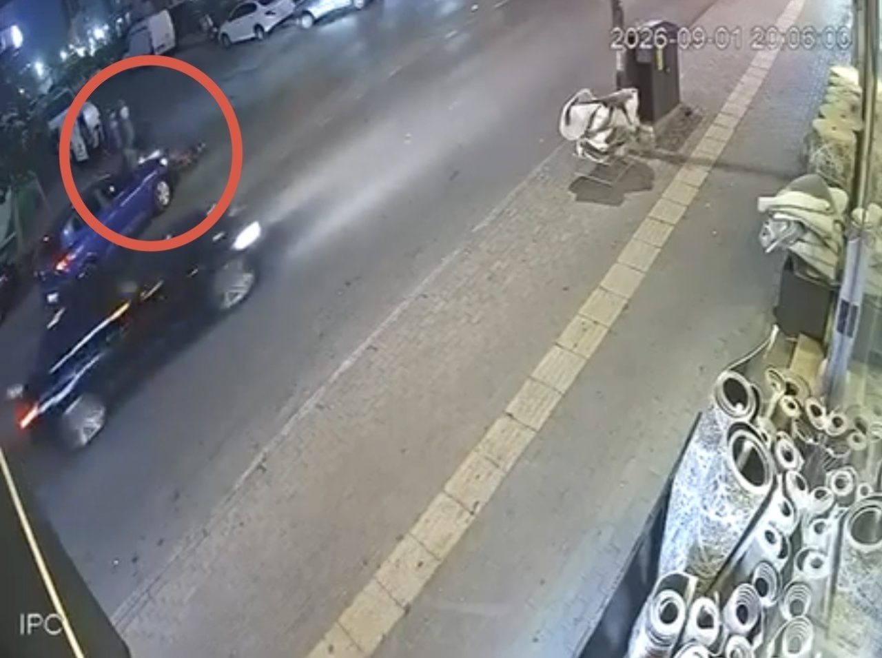 Bursa’da otomobil ile çarpışan motokuryenin yaralandığı kaza anı güvenlik kamerasına