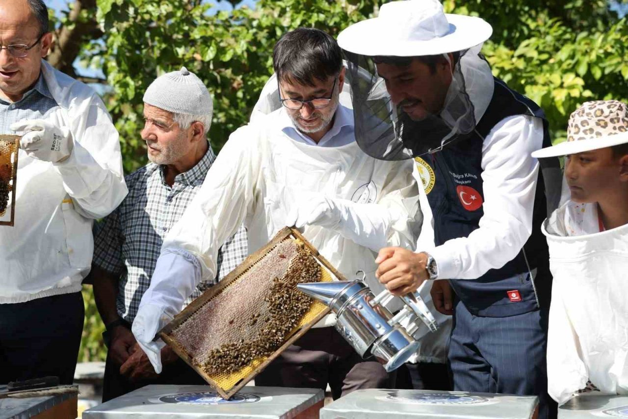 Bursa Büyükşehir Belediyesi, kırsal kalkınmayı önceleyen çalışmalar kapsamında kovan desteği