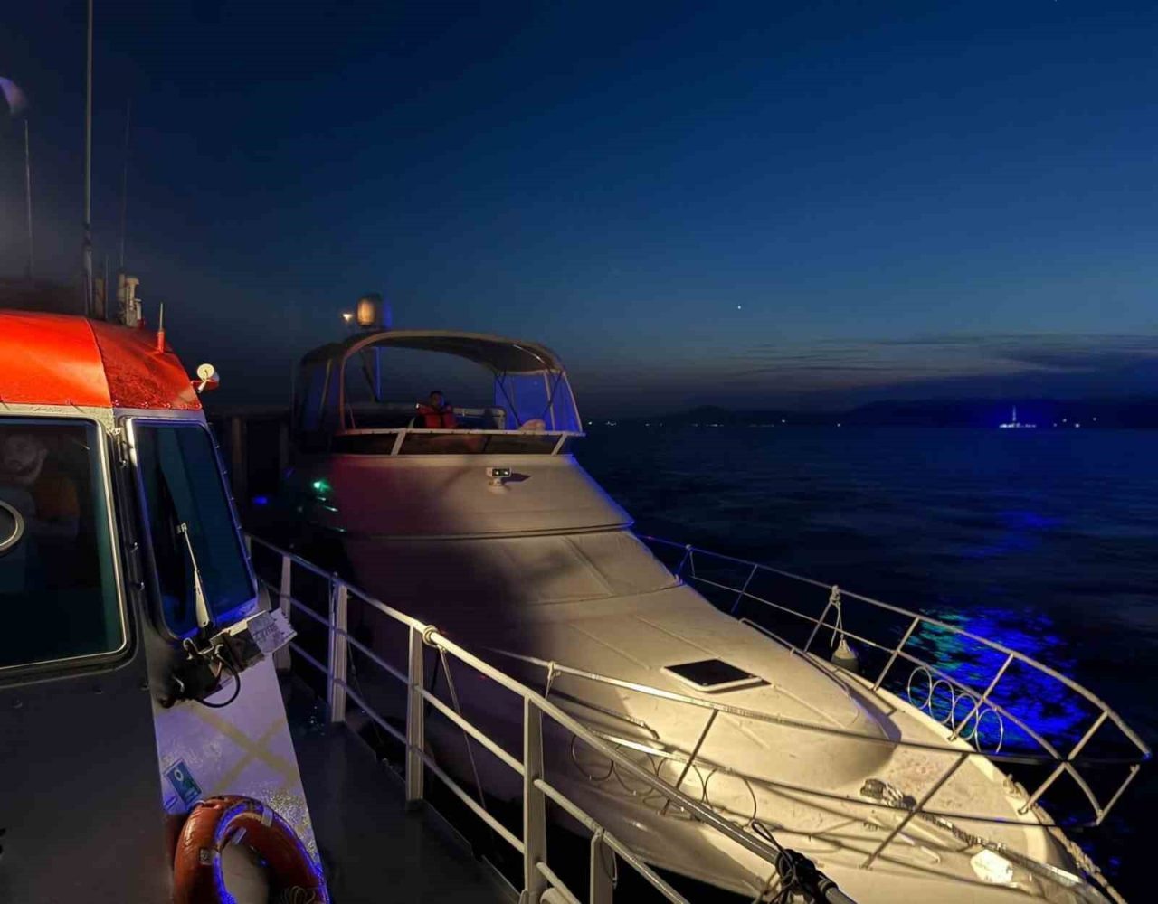 Çanakkale Boğazı’nda sürüklenen ve içinde 2 kişinin bulunduğu tekne Kıyı