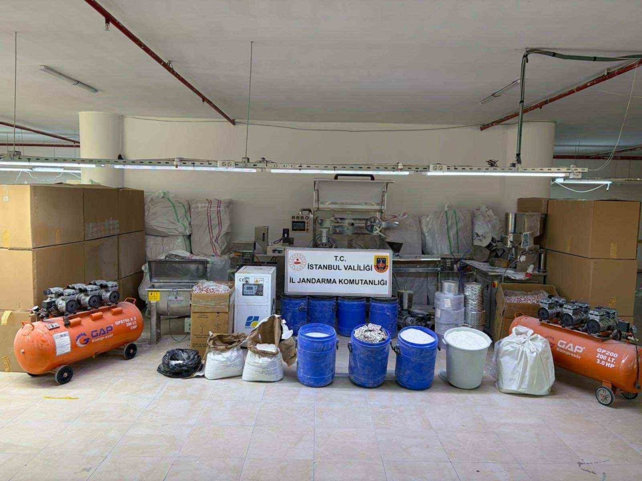 İstanbul İl Jandarma Komutanlığı ekiplerinin Çatalca’daki uyuşturucu imalathanesine düzenlediği operasyonda