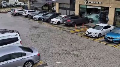İstanbul’un Çekmeköy ilçesinde alışveriş merkezi otoparkında kontrolden çıkan bir cip,
