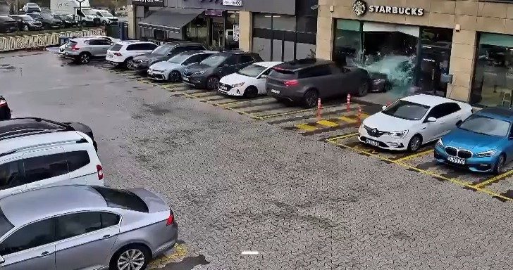 İstanbul’un Çekmeköy ilçesinde alışveriş merkezi otoparkında kontrolden çıkan bir cip,
