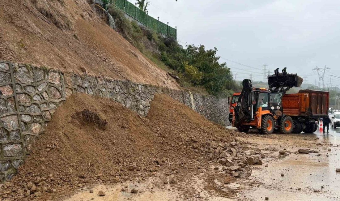 Sakarya’nın Serdivan ilçesinde D-100 kara yolunda yağış sebebiyle toprak kayması